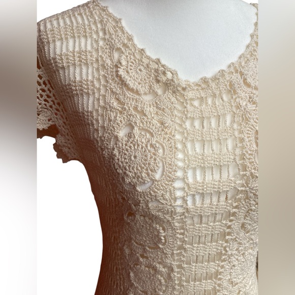 Beautiful Cream colored open weave Crocheted or embroidered Beach cover up - Picture 17 of 17